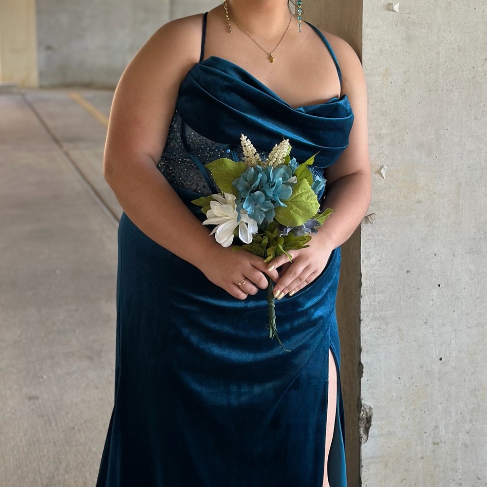 Sleek Teal Prom Dress with Slit
